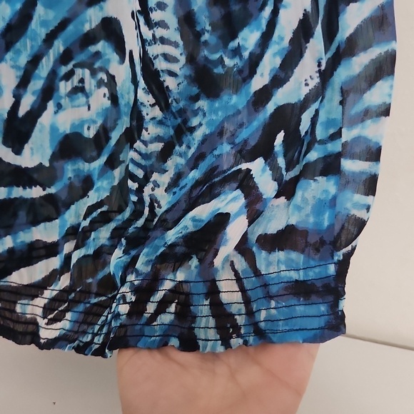 Chicos Abstract Print Top in sheer material And Beading Small Career office - Picture 7 of 10